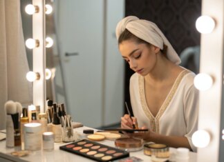 Makijaż weselny krok po kroku – jak zrobić? Inspiracje dla gościa weselnego Makijaż weselny krok po kroku - jak zrobić? Inspiracje dla gościa weselnego