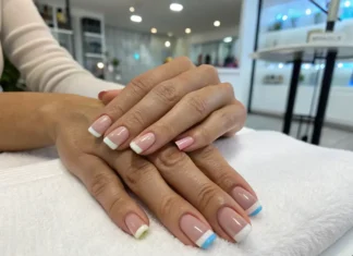 Hybrydowy french na paznokciach krok po kroku. Jak go zrobić z paskami i bez?